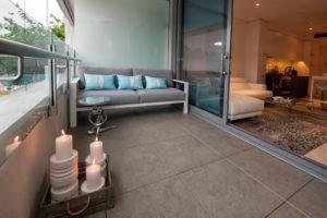 Small contemporary balcony in Sydney with a roof extension.